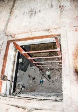 Ukrayna 'da Çernobil bölgesinde bulunan eski Sovyet radar sistemi. Bu OTH sistemi Amerika 'dan gelen füzeleri tespit etmek için yapıldı. SSCB 'nin varlığı sona erdikten sonra kullanılmadı. Bu büyük bir tesis ve bugün rehberli turları ziyaret etmek mümkün..