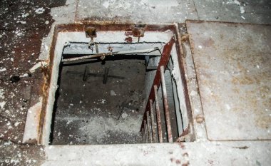 Ukrayna 'da Çernobil bölgesinde bulunan eski Sovyet radar sistemi. Bu OTH sistemi Amerika 'dan gelen füzeleri tespit etmek için yapıldı. SSCB 'nin varlığı sona erdikten sonra kullanılmadı. Bu büyük bir tesis ve bugün rehberli turları ziyaret etmek mümkün..