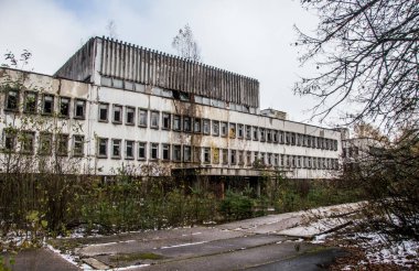 Ukrayna 'da Çernobil bölgesinde bulunan eski Sovyet radar sistemi. Bu OTH sistemi Amerika 'dan gelen füzeleri tespit etmek için yapıldı. SSCB 'nin varlığı sona erdikten sonra kullanılmadı. Bu büyük bir tesis ve bugün rehberli turları ziyaret etmek mümkün..