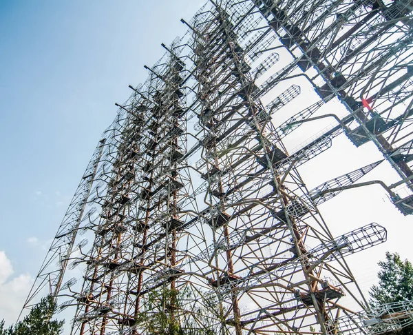 Ukrayna 'da Çernobil bölgesinde bulunan eski Sovyet radar sistemi. Bu OTH sistemi Amerika 'dan gelen füzeleri tespit etmek için yapıldı. SSCB 'nin varlığı sona erdikten sonra kullanılmadı. Bu büyük bir tesis ve bugün rehberli turları ziyaret etmek mümkün..