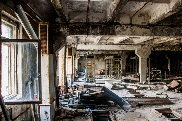 Ukrayna 'da Çernobil bölgesinde bulunan eski Sovyet radar sistemi. Bu OTH sistemi Amerika 'dan gelen füzeleri tespit etmek için yapıldı. SSCB 'nin varlığı sona erdikten sonra kullanılmadı. Bu büyük bir tesis ve bugün rehberli turları ziyaret etmek mümkün..