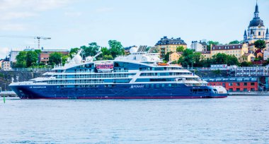 İsveç Stockholm Limanı 'ndaki Le Champlain yolcu gemisi..