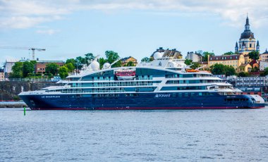 İsveç Stockholm Limanı 'ndaki Le Champlain yolcu gemisi..
