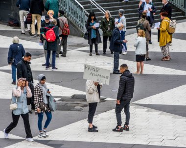 İsveç 'in Stockholm kentinde ABD silahlı kuvvetleri tarafından Irak' ta işlenen savaş suçlarının videosunu yayınlamayı mümkün kılan Julian Assange 'ın iadesine karşı protestolar.