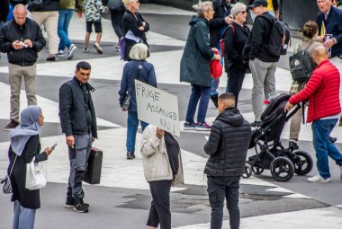İsveç 'in Stockholm kentinde ABD silahlı kuvvetleri tarafından Irak' ta işlenen savaş suçlarının videosunu yayınlamayı mümkün kılan Julian Assange 'ın iadesine karşı protestolar.
