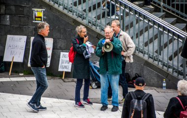 İsveç 'in Stockholm kentinde ABD silahlı kuvvetleri tarafından Irak' ta işlenen savaş suçlarının videosunu yayınlamayı mümkün kılan Julian Assange 'ın iadesine karşı protestolar.