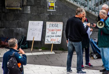 İsveç 'in Stockholm kentinde ABD silahlı kuvvetleri tarafından Irak' ta işlenen savaş suçlarının videosunu yayınlamayı mümkün kılan Julian Assange 'ın iadesine karşı protestolar.