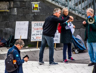 İsveç 'in Stockholm kentinde ABD silahlı kuvvetleri tarafından Irak' ta işlenen savaş suçlarının videosunu yayınlamayı mümkün kılan Julian Assange 'ın iadesine karşı protestolar.