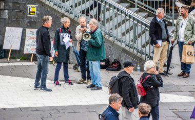 İsveç 'in Stockholm kentinde ABD silahlı kuvvetleri tarafından Irak' ta işlenen savaş suçlarının videosunu yayınlamayı mümkün kılan Julian Assange 'ın iadesine karşı protestolar.