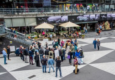 İsveç 'in Stockholm kentinde ABD silahlı kuvvetleri tarafından Irak' ta işlenen savaş suçlarının videosunu yayınlamayı mümkün kılan Julian Assange 'ın iadesine karşı protestolar.