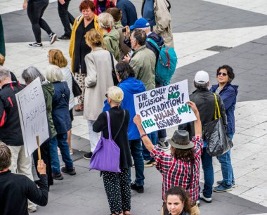 İsveç 'in Stockholm kentinde ABD silahlı kuvvetleri tarafından Irak' ta işlenen savaş suçlarının videosunu yayınlamayı mümkün kılan Julian Assange 'ın iadesine karşı protestolar.