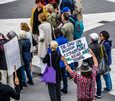 İsveç 'in Stockholm kentinde ABD silahlı kuvvetleri tarafından Irak' ta işlenen savaş suçlarının videosunu yayınlamayı mümkün kılan Julian Assange 'ın iadesine karşı protestolar.