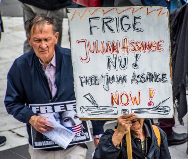 İsveç 'in Stockholm kentinde ABD silahlı kuvvetleri tarafından Irak' ta işlenen savaş suçlarının videosunu yayınlamayı mümkün kılan Julian Assange 'ın iadesine karşı protestolar.