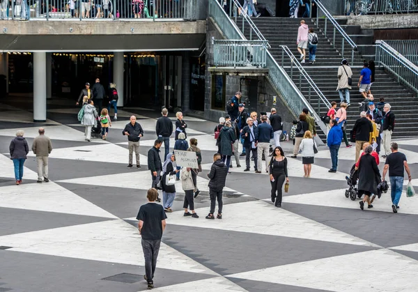 İsveç 'in Stockholm kentinde ABD silahlı kuvvetleri tarafından Irak' ta işlenen savaş suçlarının videosunu yayınlamayı mümkün kılan Julian Assange 'ın iadesine karşı protestolar.