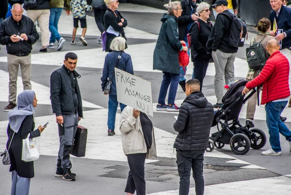 İsveç 'in Stockholm kentinde ABD silahlı kuvvetleri tarafından Irak' ta işlenen savaş suçlarının videosunu yayınlamayı mümkün kılan Julian Assange 'ın iadesine karşı protestolar.