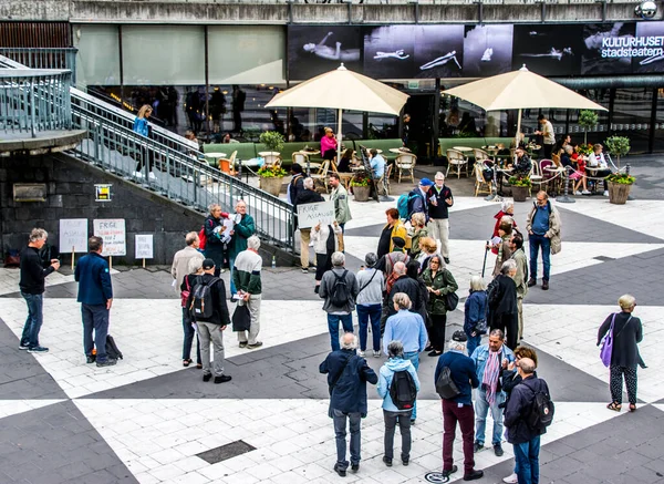İsveç 'in Stockholm kentinde ABD silahlı kuvvetleri tarafından Irak' ta işlenen savaş suçlarının videosunu yayınlamayı mümkün kılan Julian Assange 'ın iadesine karşı protestolar.