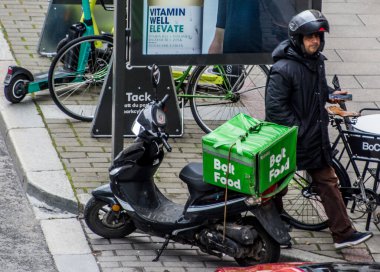 Stokholm, İsveç 'te yiyecek kuryesi..