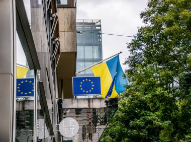 Stockholm, İsveç 'teki AB ofisi önünde Ukrayna ve Avrupa Birliği bayrağı.