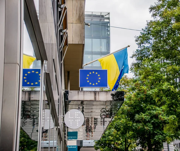Stockholm, İsveç 'teki AB ofisi önünde Ukrayna ve Avrupa Birliği bayrağı.