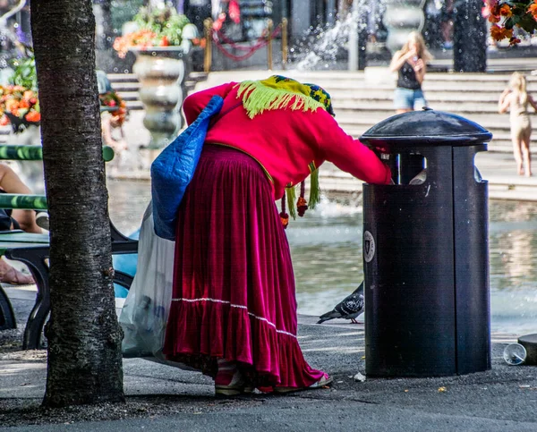 Romanian Beggar Looking Garbage Bin Junk Stockholm Sweden — Foto de Stock