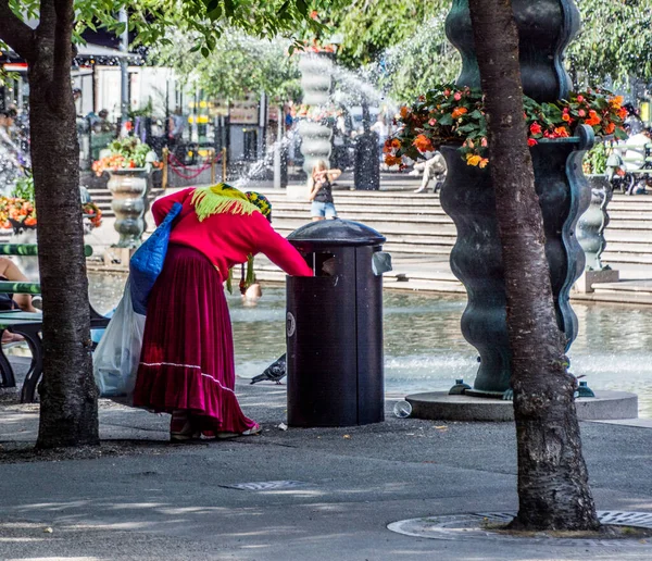 Romanian Beggar Looking Garbage Bin Junk Stockholm Sweden — Foto de Stock