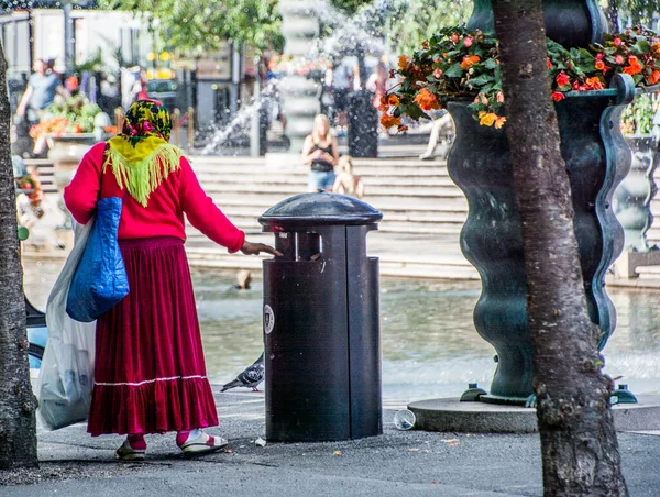 Mendigo Rumano Buscando Basura Estocolmo Suecia Imagen De Stock