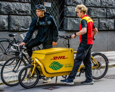 Stockholm, İsveç 'te DHL' den bisikletli bir teslimatçı..