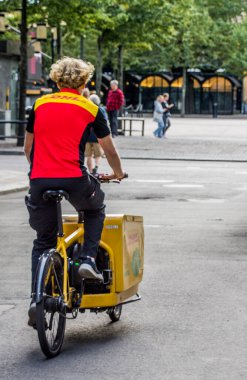 Stockholm, İsveç 'te DHL' den bisikletli bir teslimatçı..