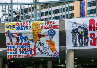 Julian Assange 'ın hapisten salıverilmesi. Açıklama 19 Eylül 2022 'de İsveç' in orta Stockholm kentinde yapıldı...