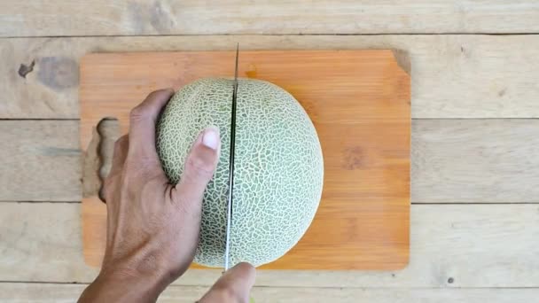 Homme Utilise Couteau Pour Fendre Melon Vert Sur Une Plaque — Video