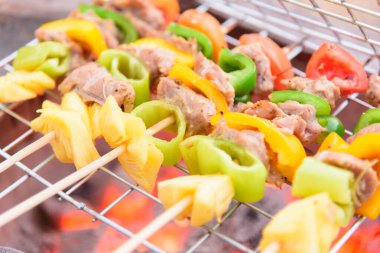 Domuz ızgarasını fırında pişirin.