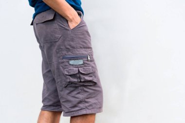 Adamın kargo pantolonunu indirdim.