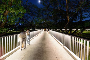 Bangkok, Tayland - 16 Mart 2022: Akşam vakti Benchakitti Parkı manzarası