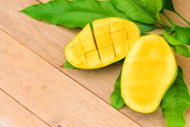 Tahta tabakta sarı mangoya yakın.