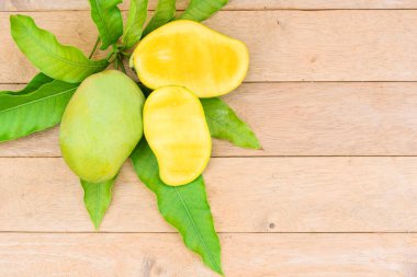 Tahta tabakta sarı mangoya yakın.