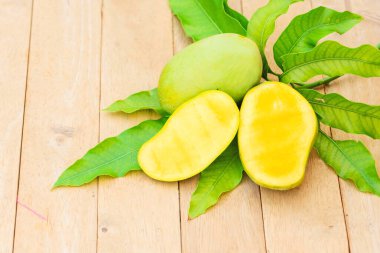 Tahta tabakta sarı mangoya yakın.