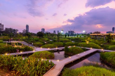 Bangkok, Tayland - 16 Mart 2022: Akşam vakti Benchakitti Parkı 'nın yürüyüş açısı
