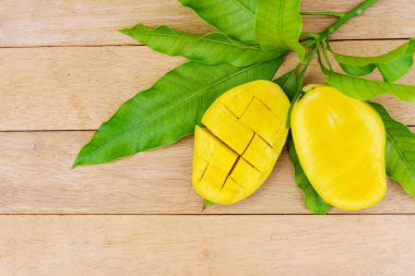 Tahta tabakta sarı mangoya yakın.