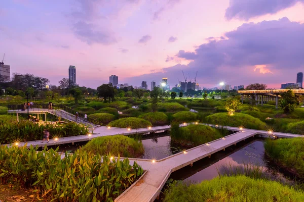 Bangkok, Tayland - 16 Mart 2022: Akşam vakti Benchakitti Parkı 'nın yürüyüş açısı