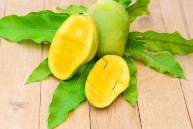 Tahta tabakta sarı mangoya yakın.