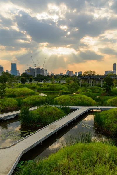  Halka açık park manzarasında sıcak günbatımında bulutlar kaybolur.
