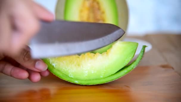 Diviser Melon Vert Frais Sur Une Assiette Bois — Video