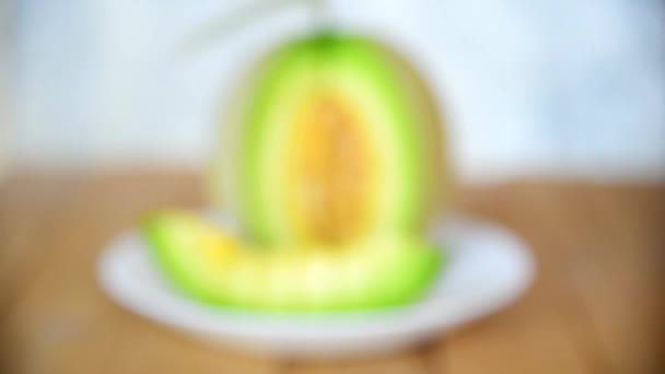 Turn Focus Fresh Green Melon Wood Plate — Vídeo de stock