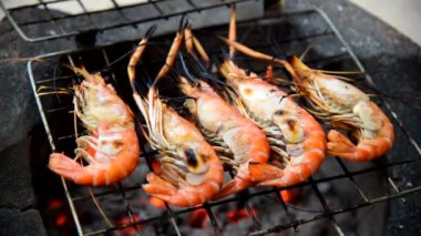 Fırındaki karidesi ızgaraya yaklaştır. 