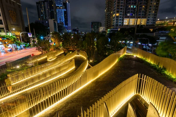 Bangkok, Tayland - 4 Haziran 2022 Chongnonsi Kanal Parkı 'ndaki sokak geçidi 