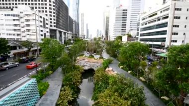Bangkok, Tayland - 4 Haziran 2022: Chongnonsi Kanalı kamu parkındaki sokak geçidi manzarası 