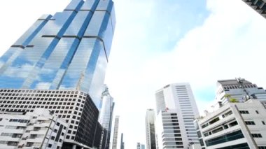 Bangkok, Tayland - 4 Haziran 2022: Chongnonsi Kanalı kamu parkındaki sokak geçidi manzarası 