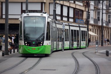 Vitoria, İspanya - 7 Ağustos 2021: Vitoria şehir merkezinin caddelerinde bisiklet süren Euskotren şirketinin tramvayı.