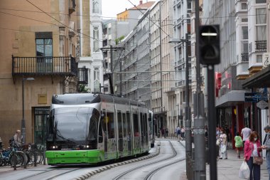 Vitoria, İspanya - 7 Ağustos 2021: Vitoria şehir merkezinin caddelerinde bisiklet süren Euskotren şirketinin tramvayı.