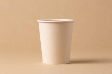 Kraft kağıt arka planda tek kullanımlık karton bardak